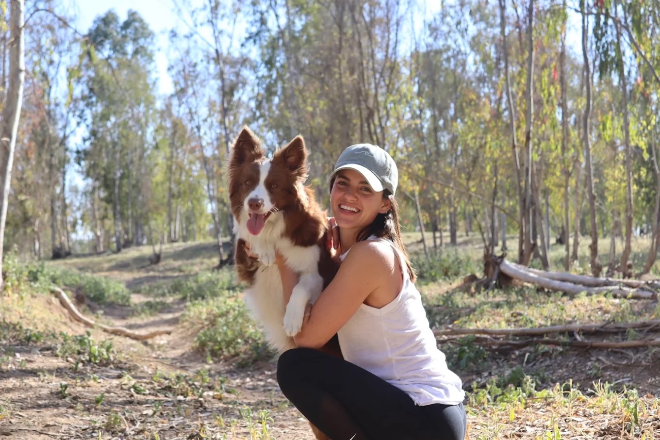 שחף מחזיקה כלב בשטח פתוח